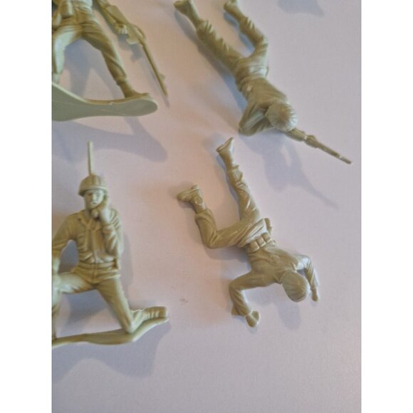 12 Vietnam Korea Plastic Army Style Vintage Toy Soldiers Lot Greenish Yellow - Picture 5 of 11